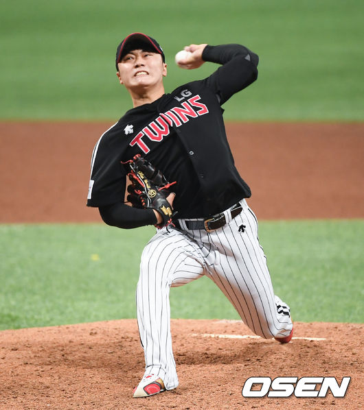 5회말 LG 두번째 투수 김윤식이 역투하고 있다. / soul1014@osen.co.kr