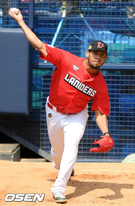 SSG 윌머 폰트가 불펜에서 힘차게 공을 뿌리고 있다./rumi@osen.co.kr