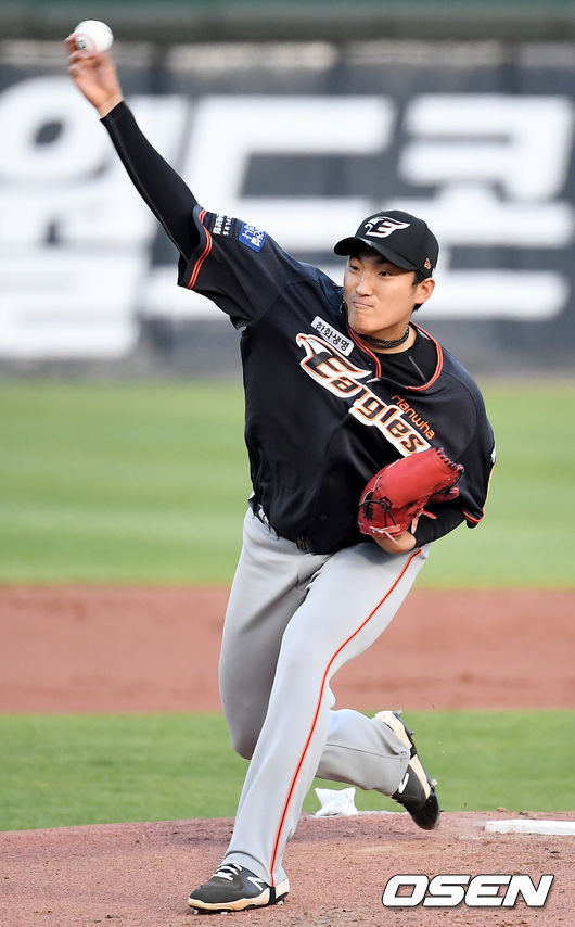 한화 선발 김이환이 마운드에 올라 힘차게 공을 뿌리고 있다./ksl0919@osen.co.kr