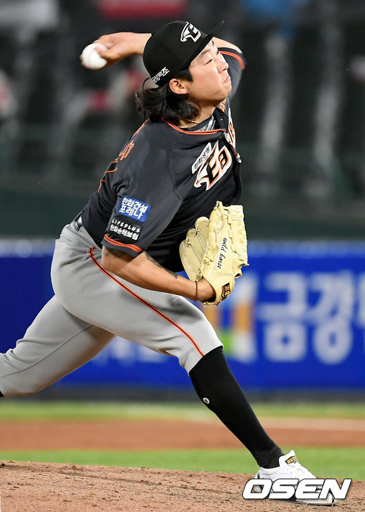 30일 오후 부산 사직야구장에서 '2021 신한은행 SOL KBO리그' 롯데 자이언츠와 한화 이글스의 경기가 열렸다.6회말 한화 김범수가 마운드에 올라 힘차게 공을 뿌리고 있다./ksl0919@osen.co.kr