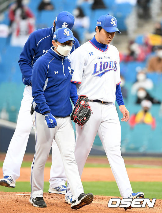 1일 오후 대구 삼성라이온즈파크에서 ‘2021 신한은행 SOL KBO리그’ 삼성 라이온즈와 LG 트윈스의 경기가 열렸다. 2회초 1사 1, 3루 삼성 선발 김윤수가 강판되고 있다./ksl0919@osen.co.kr