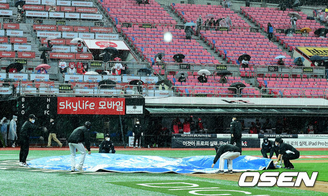 1일 오후 수원 KT위즈파크에서 ‘2021 신한은행 SOL KBO리그’ KT 위즈와 KIA 타이거즈의 경기가 열렸다.4회초를 마치고 거세지는 빗줄기에 경기가 중단되고 있다. /jpnews@osen.co.kr