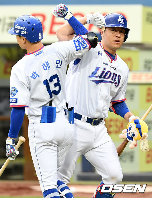 1일 오후 대구 삼성라이온즈파크에서 ‘2021 신한은행 SOL KBO리그’ 삼성 라이온즈와 LG 트윈스의 경기가 열렸다. 2회말 1사 삼성 강민호가 동점 솔로 홈런을 날린 뒤 홈에서 박해민과 기쁨을 나누고 있다./ksl0919@osen.co.kr