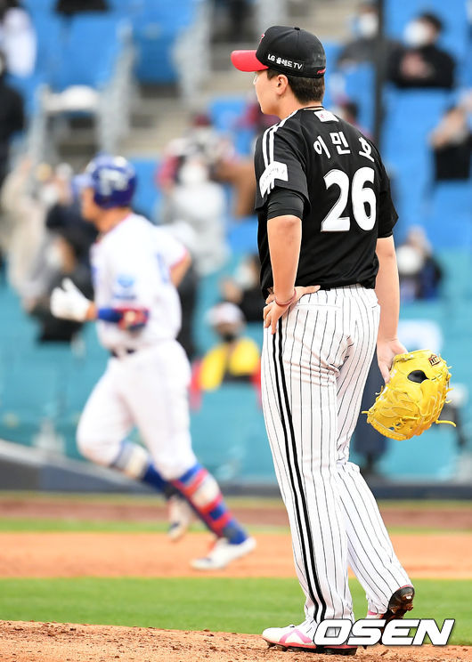 1일 오후 대구 삼성라이온즈파크에서 ‘2021 신한은행 SOL KBO리그’ 삼성 라이온즈와 LG 트윈스의 경기가 열렸다. 2회말 1사 LG 선발 이민호가 삼성 강민호에게 동점 솔로 홈런을 허용한 뒤 아쉬워하고 있다./ksl0919@osen.co.kr