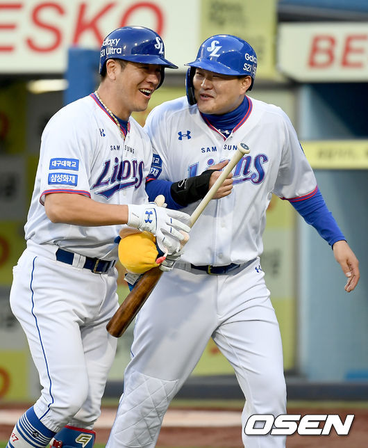 1일 오후 대구 삼성라이온즈파크에서 ‘2021 신한은행 SOL KBO리그’ 삼성 라이온즈와 LG 트윈스의 경기가 열렸다. 4회말 1사 1루 삼성 강민호가 달아나는 2점 홈런을 날린 뒤 홈에서 오재일과 기쁨을 나누고 있다./ksl0919@osen.co.kr