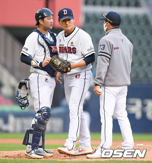 1일 오후 서울 잠실구장에서 2021 신한은행 SOL KBO리그 두산 베어스와 SSG 랜더스의 경기가 진행됐다. 5회초 1사 2루 두산 선발투수 곽빈이 마운드를 내려가고 있다  / soul1014@osen.co.kr