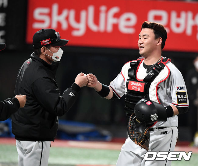 경기를 마치고 KT 이강철 감독이 장성우와 하이파이브를 하고 있다. /jpnews@osen.co.kr