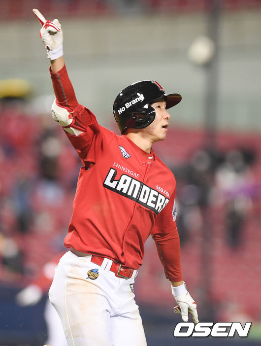 1일 오후 서울 잠실구장에서 2021 신한은행 SOL KBO리그 두산 베어스와 SSG 랜더스의 경기가 진행됐다. 연장 12회초 2사 1,2루 SSG 박성한이 역전 3점 홈런을 날리고 손을 들어보이고 있다../  soul1014@osen.co.kr