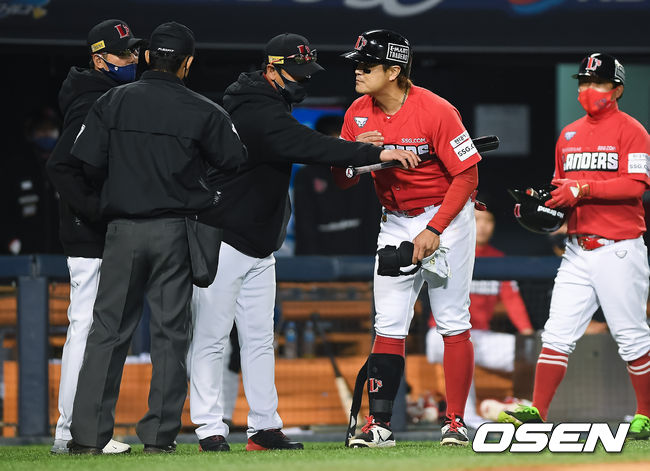  1일 오후 서울 잠실구장에서 2021 신한은행 SOL KBO리그 두산 베어스와 SSG 랜더스의 경기가 진행됐다. 9회초 2사 1루 SSG 추신수가 루킹삼진아웃된뒤 스트라이크 판정에 항의하고 있다.  / soul1014@osen.co.kr