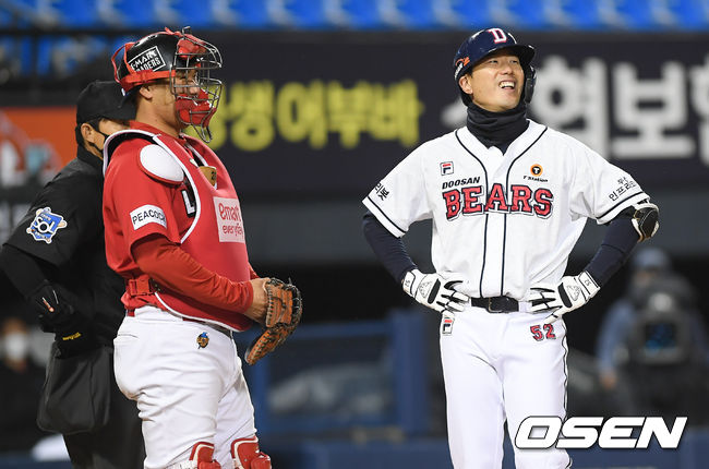  1일 오후 서울 잠실구장에서 2021 신한은행 SOL KBO리그 두산 베어스와 SSG 랜더스의 경기가 진행됐다. 연장 11회말 1사 두산 김재호가 루킹삼진아웃 판정에 허탈한 웃음을 짓고 있다. ./  soul1014@osen.co.kr