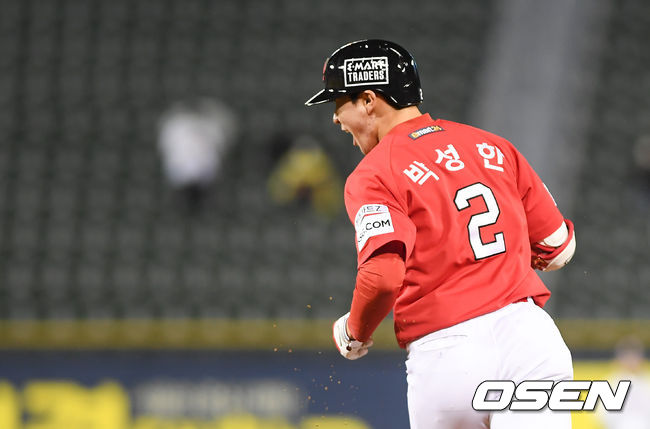 1일 오후 서울 잠실구장에서 2021 신한은행 SOL KBO리그 두산 베어스와 SSG 랜더스의 경기가 진행됐다. 연장 12회초 2사 1,2루 SSG 박성한이 역전 3점 홈런을 날리고 환호하고 있다../  soul1014@osen.co.kr