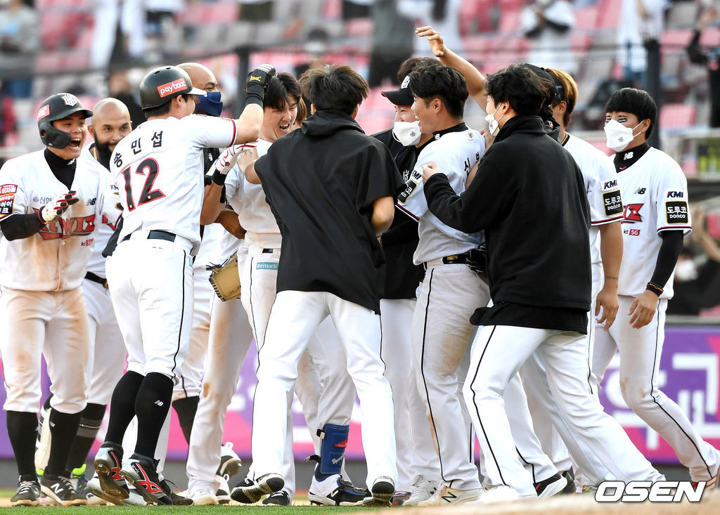 KT 김병희가 25일 수원KT위즈파크에서 열린 ‘2021 신한은행 SOL KBO 리그’ 롯데와 경기서 끝내기 안타를 치고 동료들과 승리의 기쁨을 나누고 있다. /dreamer@osen.co.kr