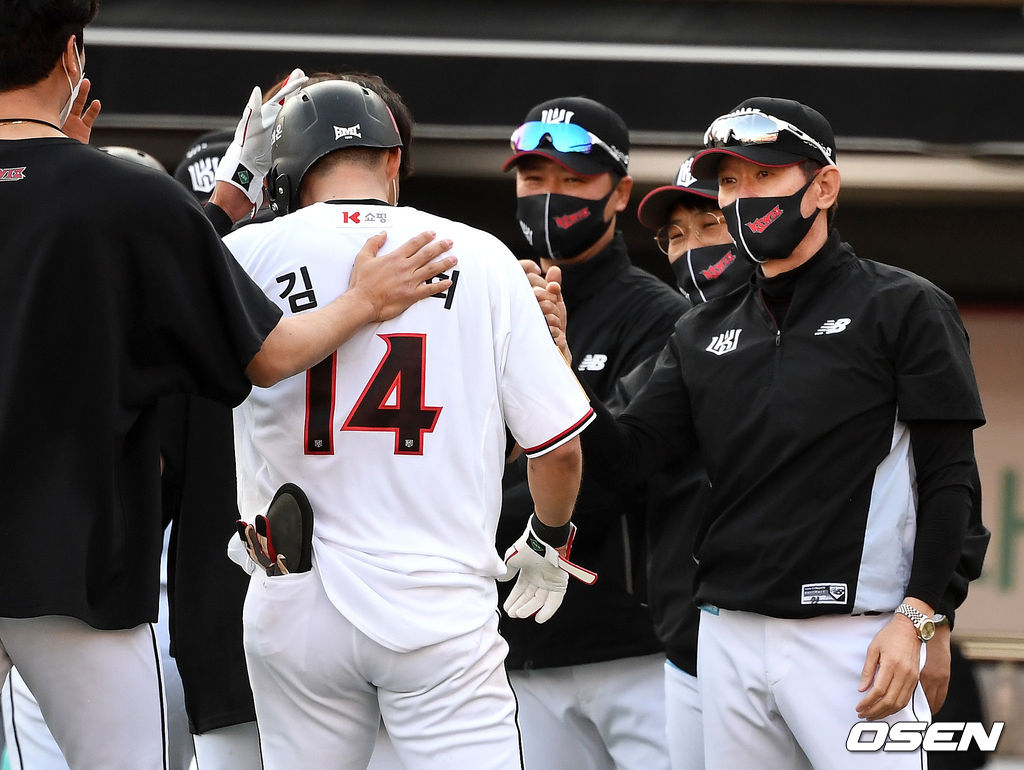 KT 김병희가 25일 수원KT위즈파크에서 열린 ‘2021 신한은행 SOL KBO 리그’ 롯데와 경기서 끝내기 안타를 치고 이강철 감독과 승리의 기쁨을 나누고 있다. /dreamer@osen.co.kr