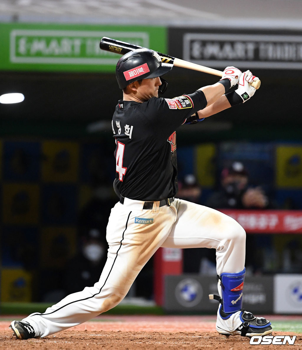 KT 김병희가 27일 인천SSG랜더스필드에서 열린 ‘2021 신한은행 SOL KBO 리그’ SSG와 경기서 5회초 1사 2,3루에서 우중간 2타점 적시 2루타를 치고 있다. /sunday@osen.co.kr