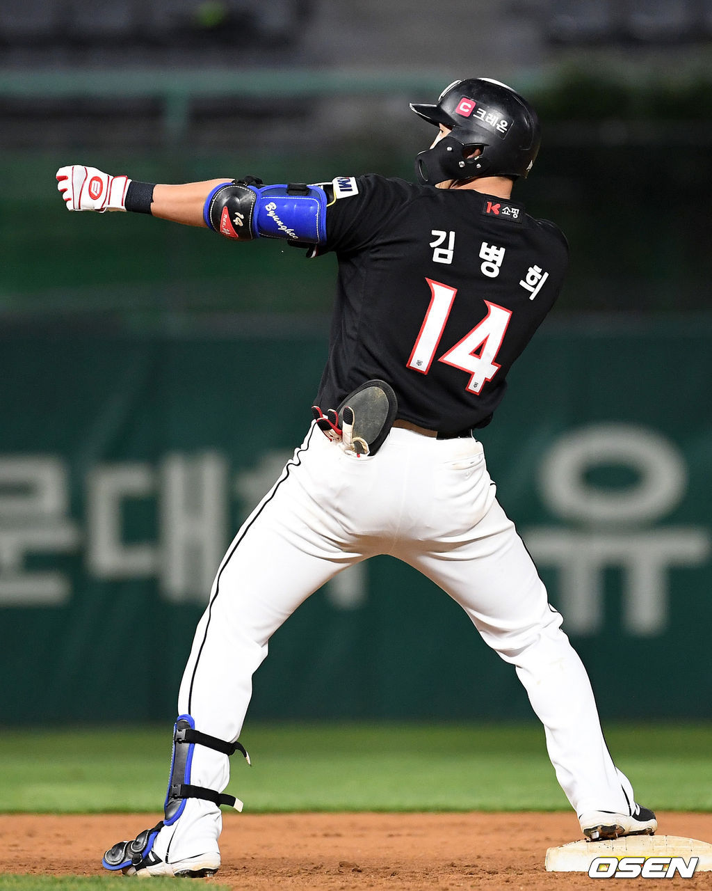KT 김병희가 27일 인천SSG랜더스필드에서 열린 ‘2021 신한은행 SOL KBO 리그’ SSG와 경기서 5회초 1사 2,3루에서 우중간 2타점 적시 2루타를 치고 세리머니를 하고 있다. /sunday@osen.co.kr