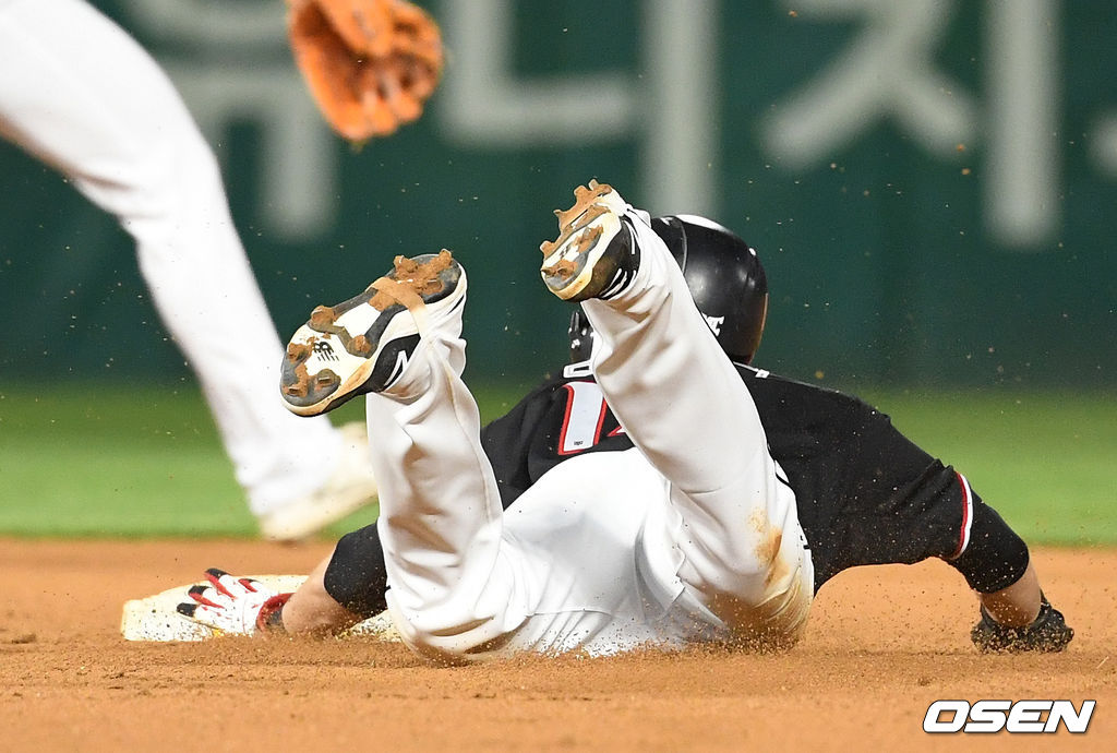 KT 김병희가 27일 인천SSG랜더스필드에서 열린 ‘2021 신한은행 SOL KBO 리그’ SSG와 경기서 4회초 2사 1루에서 도루에 성공하고 있다. /sunday@osen.co.kr