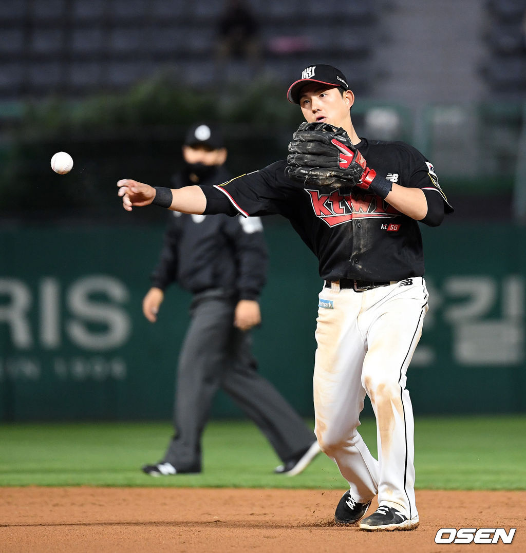 KT 김병희가 27일 인천SSG랜더스필드에서 열린 ‘2021 신한은행 SOL KBO 리그’ SSG와 경기서 7회말 1사 SSG 박성한을 땅볼로 처리하고 있다. /sunday@osen.co.kr