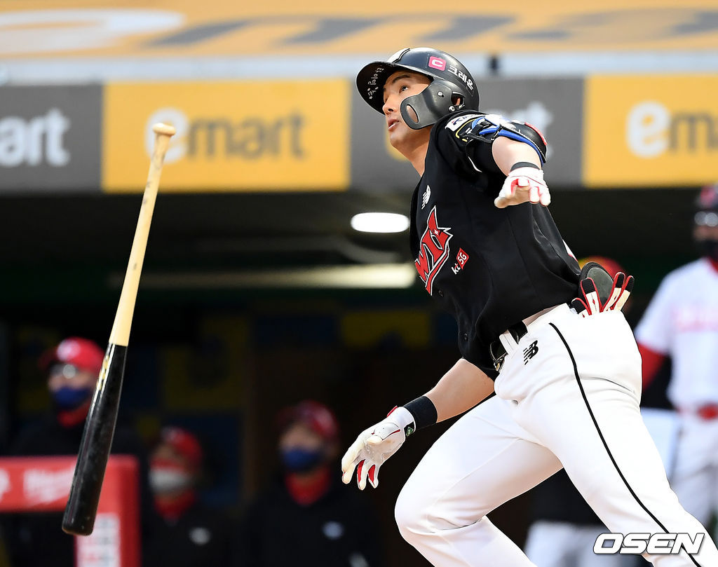 KT 김병희가 KT 김병희가 27일 인천SSG랜더스필드에서 열린 ‘2021 신한은행 SOL KBO 리그’ SSG와 경기서 2회초 2사 1루 투런 홈런을 치고 있다. /youngrae@osen.co.kr