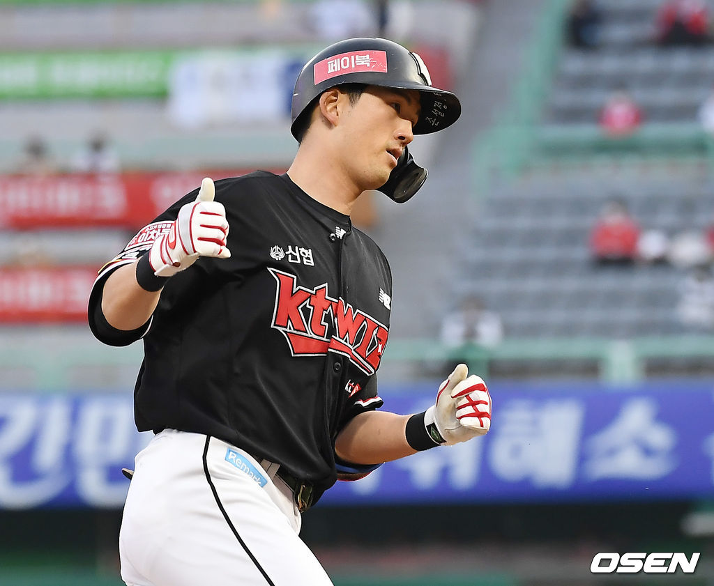 KT 김병희가 KT 김병희가 27일 인천SSG랜더스필드에서 열린 ‘2021 신한은행 SOL KBO 리그’ SSG와 경기서 2회초 2사 1루 투런 홈런을 치고 그라운드를 돌고 있다. /youngrae@osen.co.kr