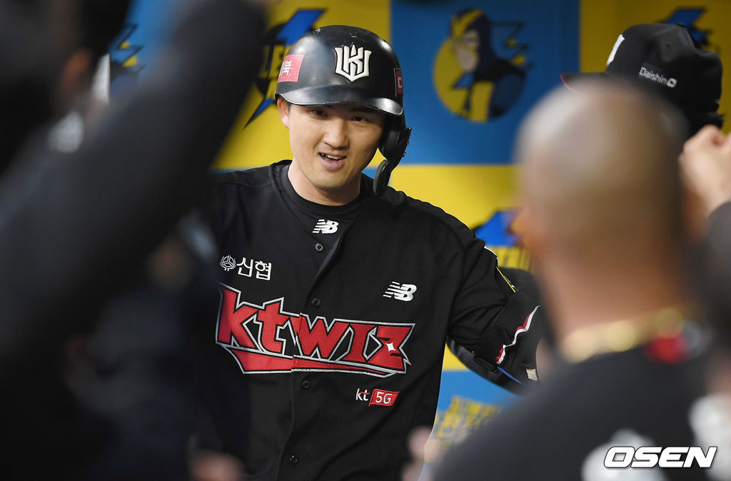 KT 김병희가 KT 김병희가 27일 인천SSG랜더스필드에서 열린 ‘2021 신한은행 SOL KBO 리그’ SSG와 경기서 2회초 2사 1루 투런 홈런을 치고 더그아웃에서 동료들의 축하를 받고 있다. /youngrae@osen.co.kr