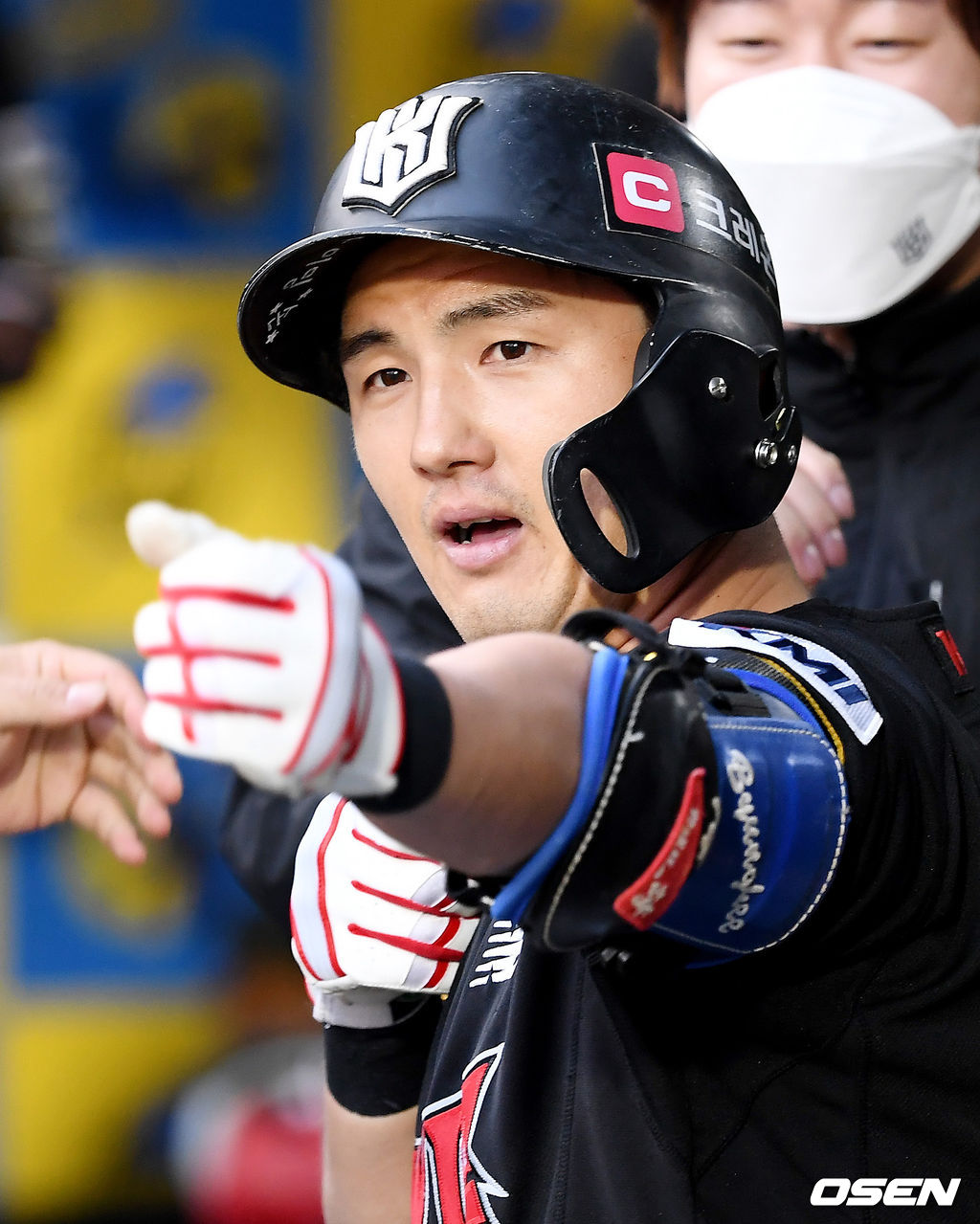 KT 김병희가 KT 김병희가 27일 인천SSG랜더스필드에서 열린 ‘2021 신한은행 SOL KBO 리그’ SSG와 경기서 2회초 2사 1루 투런 홈런을 치고 세리머니를 펼치고 있다. /youngrae@osen.co.kr