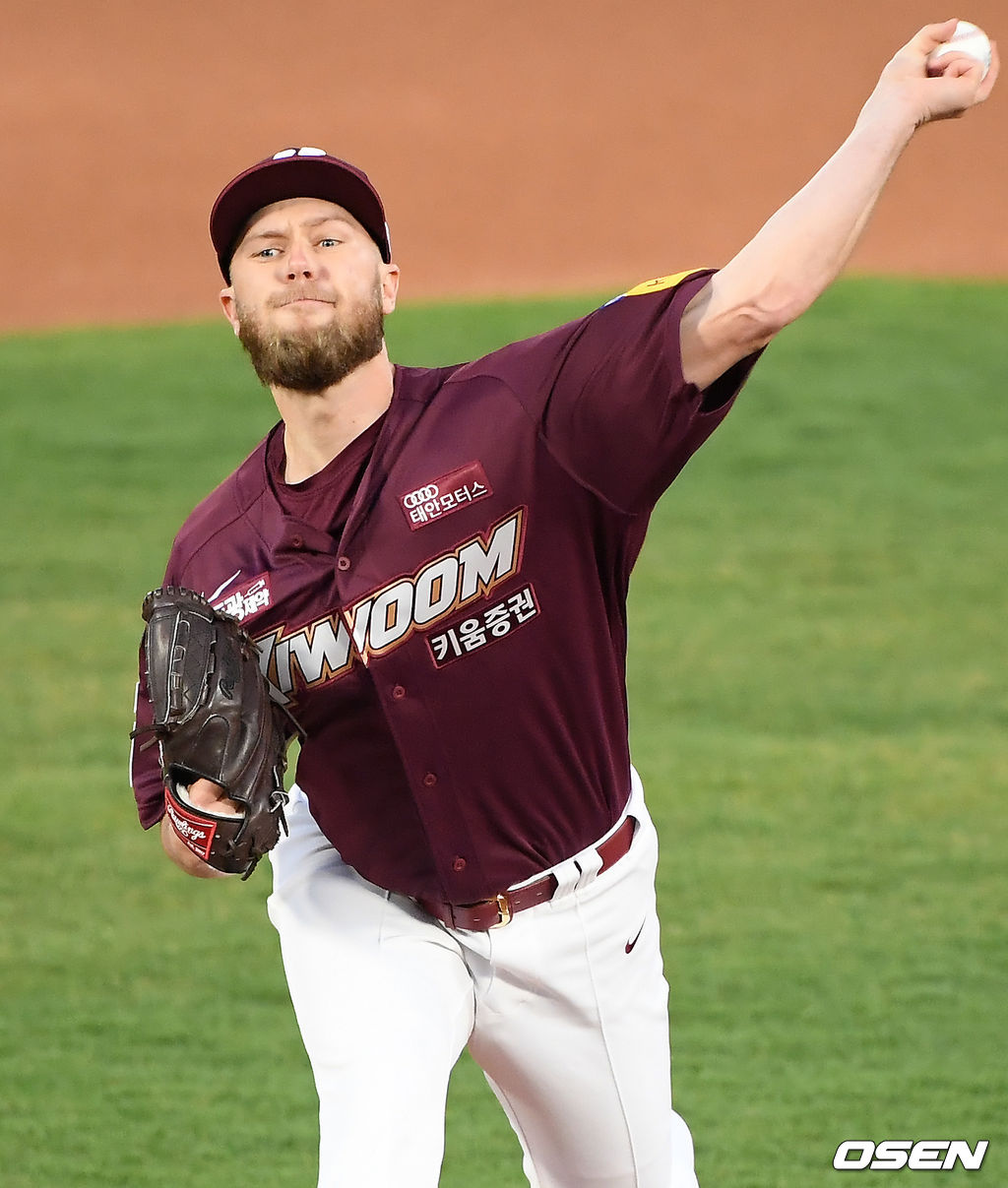 키움 선발 요키시가 마운드 위에서 힘차게 공을 뿌리고 있다./rumi@osen.co.kr