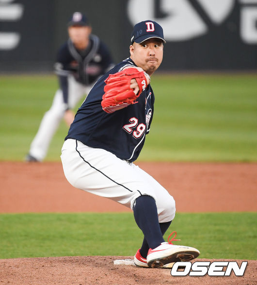 21일 오후 부산사직구장에서 '2021 신한은행 SOL KBO 리그' 롯데 자이언츠와 두산 베어스의 경기가 진행됐다.1회말 두산 선발투수 유희관이 역투하고 있다. / soul1014@osen.co.kr