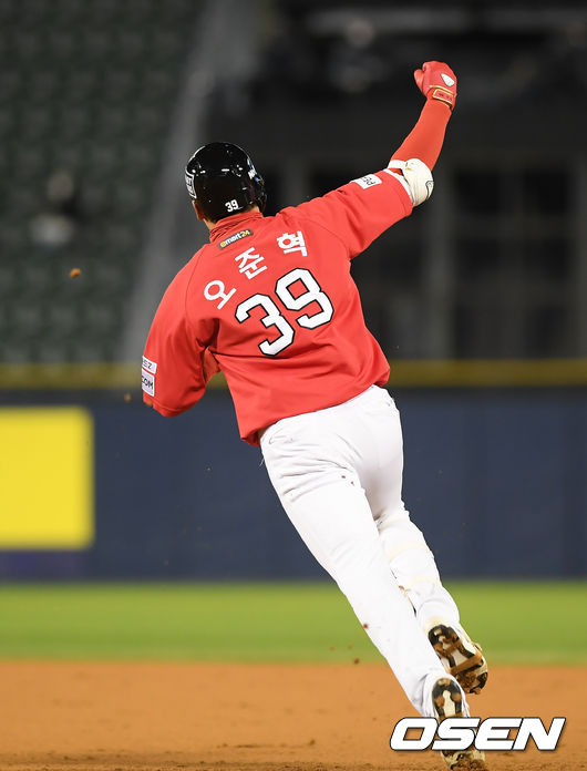 1일 오후 서울 잠실구장에서 2021 신한은행 SOL KBO리그 두산 베어스와 SSG 랜더스의 경기가 진행됐다. 9회초 1사 SSG 대타 오준혁이 동점 솔로홈런을 날린뒤 환호하고 있다.  / soul1014@osen.co.kr