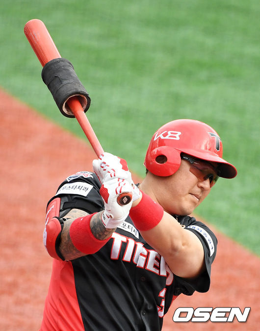 1회초 KIA 최형우가 대기 타석에서 준비를 하고 있다. /jpnews@osen.co.kr