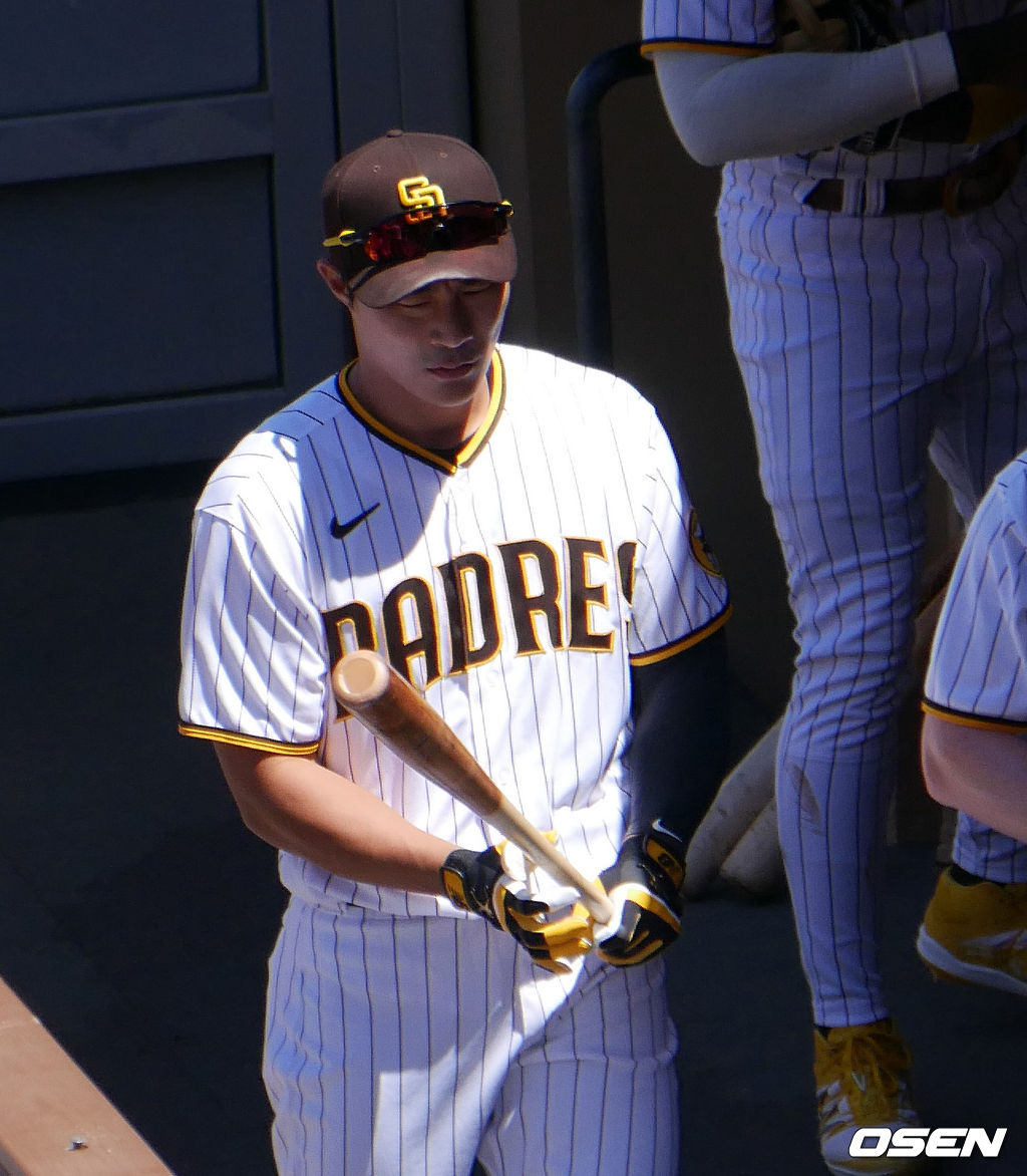[OSEN=샌디에이고, 이사부 통신원]샌디에이고 김하성이 더그아웃에서 경기를 준비하고 있다. /lsboo@osen.co.kr