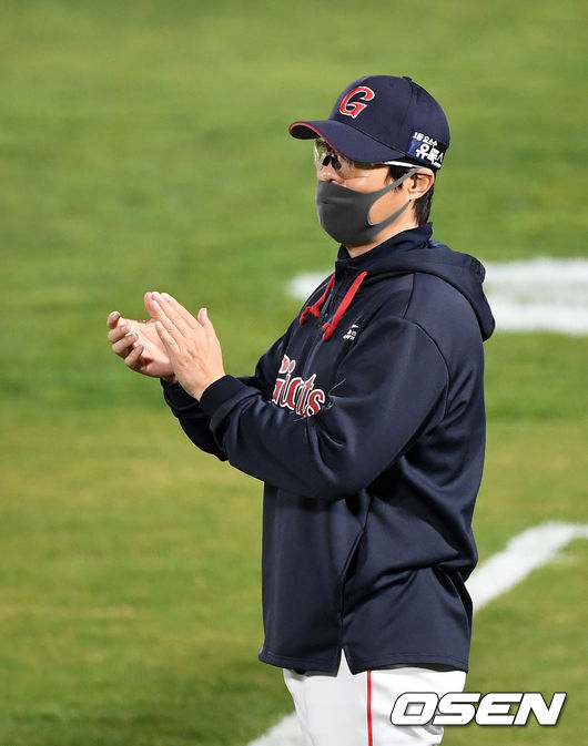 롯데는 16일 부산 사직구장에서 열린 ‘2021 신한은행 SOL KBO리그’ 정규시즌 삼성 라이온즈와의 시즌 첫 번째 맞대결에서 9-3으로 역전승을 거뒀다. 이로써 롯데는 시즌 5승6패를 마크했다. 2연패를 끊었다. 삼성은 6승6패로 승률이 다시 5할로 내려앉았다.경기 종료 후 롯데 허문회 감독이 선수들에게 박수를 보내고 있다. /sunday@osen.co.kr