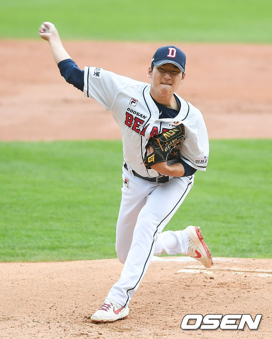 1일 오후 서울 잠실구장에서 2021 신한은행 SOL KBO리그 두산 베어스와 SSG 랜더스의 경기가 진행됐다. 1회초 두산 선발투수 곽빈이 역투하고 있다.  / soul1014@osen.co.kr