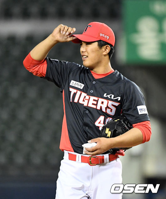 3회말 수비를 마치고 KIA 이의리가 더그아웃으로 향하고 있다. /jpnews@osen.co.kr