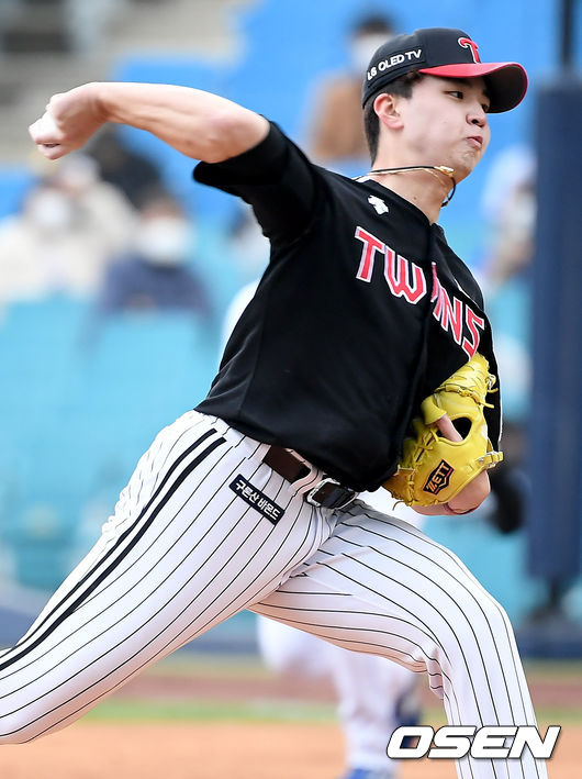 1일 오후 대구 삼성라이온즈파크에서 ‘2021 신한은행 SOL KBO리그’ 삼성 라이온즈와 LG 트윈스의 경기가 열렸다. 1회말 LG 선발 이민호가 마운드에 올라 힘차게 공을 뿌리고 있다./ksl0919@osen.co.kr