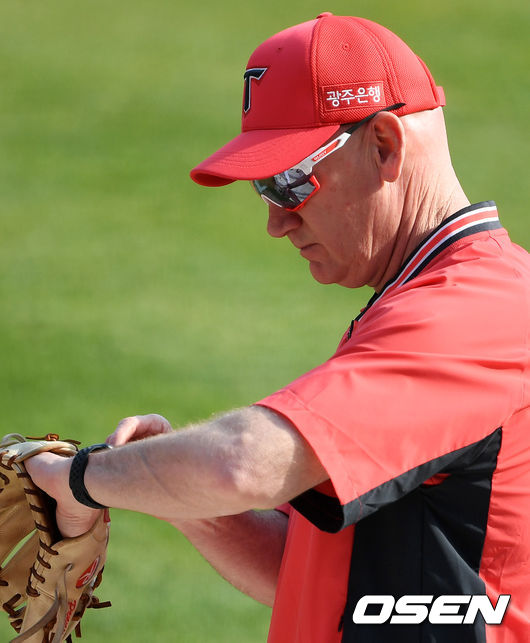 경기에 앞서 KIA 윌리엄스 감독이 훈련을 지켜보고 있다.  /jpnews@osen.co.kr