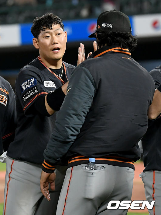 한화가 롯데를 꺾고 4월의 마지막 날 4연패를 끊었다. 한화는 30일 부산 사직구장에서 열린 2021 신한은행 SOL KBO리그 롯데와의 원정경기를 11-7 재역전승으로 장식했다. 하주석이 개인 첫 5안타 포함 6타점 경기를 펼치며 팀 승리를 견인했다. 경기 종료 후 한화 하주석이 수베로 감독과 하이파이브를 하고 있다./ksl0919@osen.co.kr