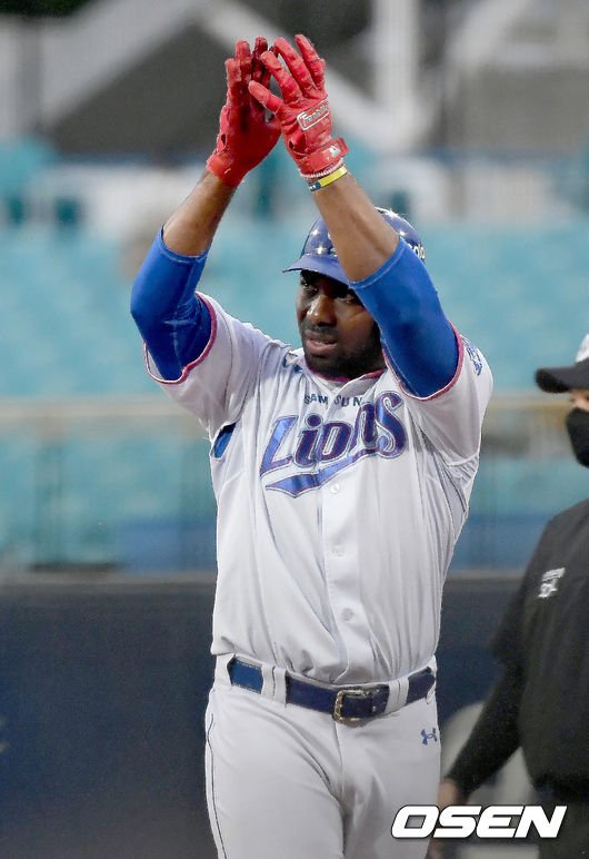 28일 오후 대구삼성라이온즈파크에서 ‘2021 신한은행 SOL KBO리그’ 삼성 라이온즈와 NC 다이노스의 경기가 열렸다. 1회말 무사 1, 2루 삼성 피렐가 안타를 날린 뒤 세레모니를 하고 있다./ksl0919@osen.co.kr