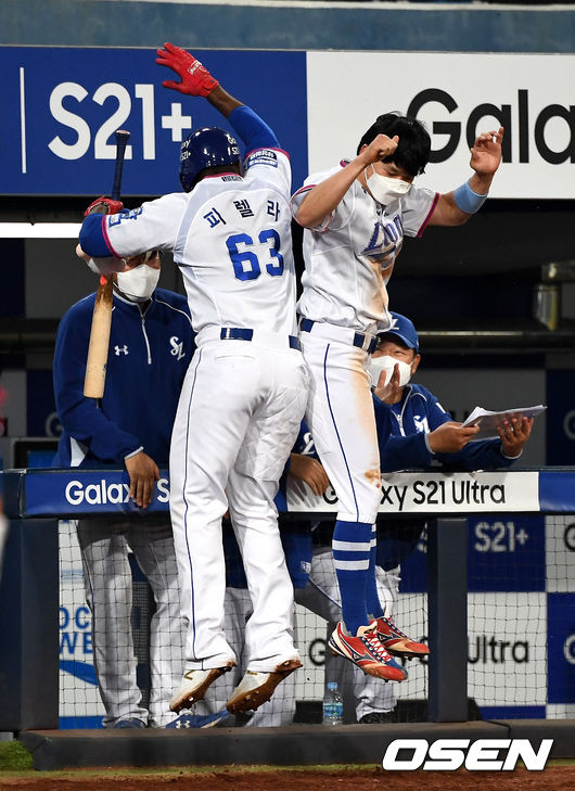 21일 오후 대구 삼성라이온즈파크에서 ‘2021 신한은행 SOL KBO리그’ 삼성 라이온즈와 SSG 랜더스의 경기가 열렸다.4회말 무사 선두타자로 나선 삼성 피렐라가 달아나는 솔로포를 날리고 박해민과 세리머니를 하고 있다. / dreamer@osen.co.kr