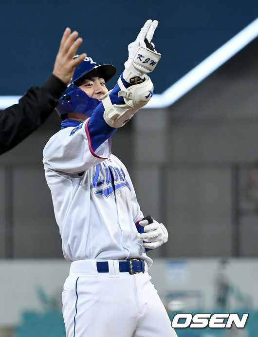 28일 오후 대구삼성라이온즈파크에서 ‘2021 신한은행 SOL KBO리그’ 삼성 라이온즈와 NC 다이노스의 경기가 열렸다. 8회말 2사 1, 2루 삼성 구자욱이 달아나는 2타점 적시 2루타를 날린 뒤 NC 유격수 노진혁의 악송구를 틈타 3루까지 진루했다.삼성 구자욱이 세레모니를 하고 있다./ksl0919@osen.co.kr