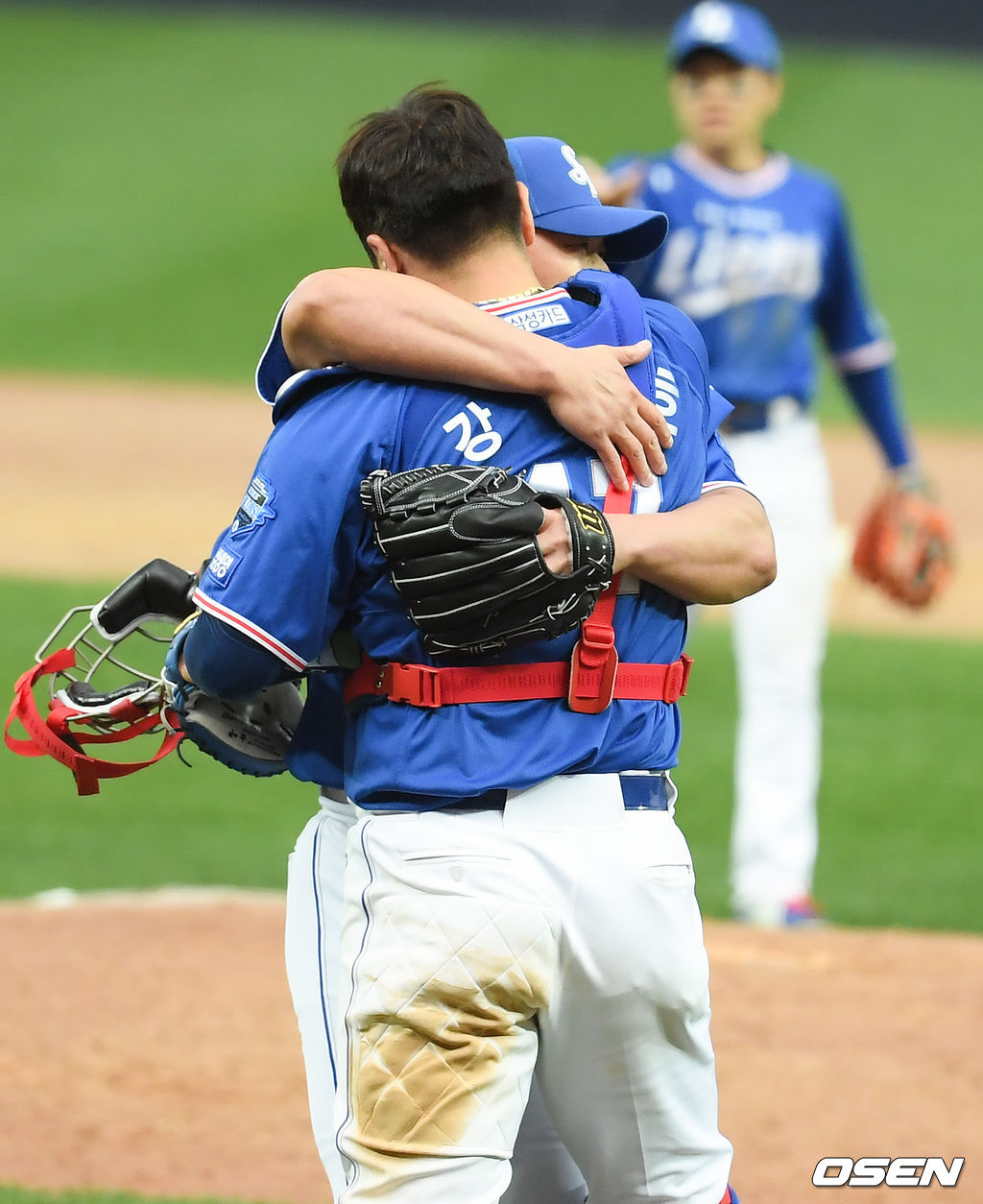경기종료 후 KBO 최초 300 세이브 달성 오승환이 강민호 포수와 포옹을 하고 있다.  / soul1014@osen.co.kr