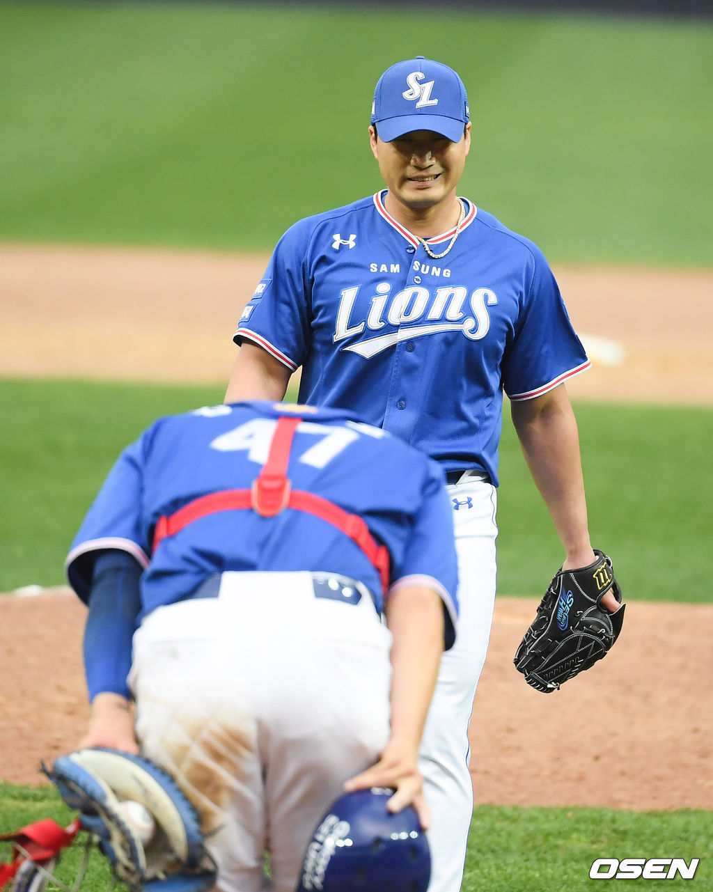 경기종료 후 KBO 최초 300 세이브 달성 오승환이 강민호의 인사를 받고 있다.  / soul1014@osen.co.kr