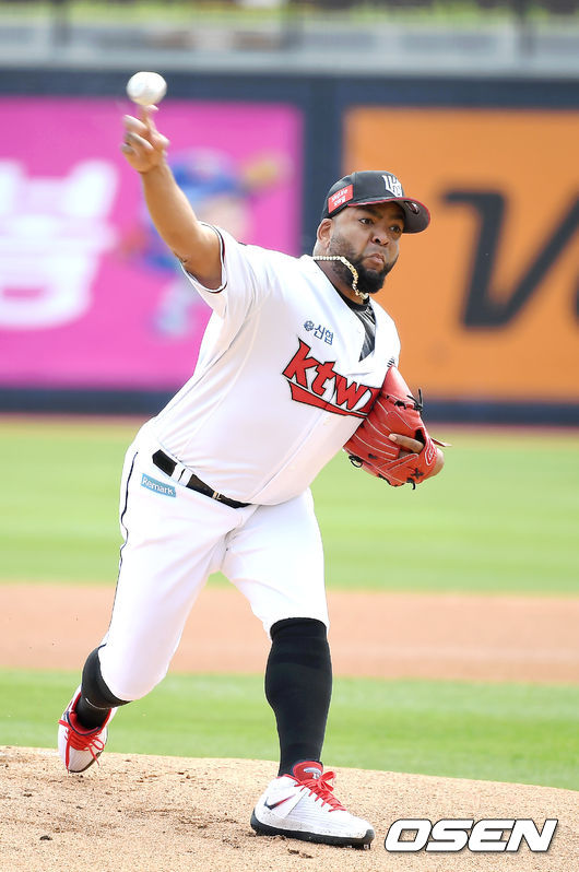 1회초 KT 데스파이네가 역투하고 있다. /youngrae@osen.co.kr