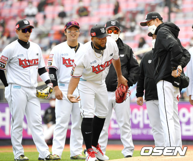 2일 오후 수원 KT위즈파크에서 '2021 신한은행 SOL KBO리그' KT 위즈와 KIA 타이거즈의 경기가 열렸다.2회초 무사 KT 데스파이네가 KIA 김민식의 타구에 맞은 뒤 몸 상태를 체크하고 있다. /youngrae@osen.co.kr