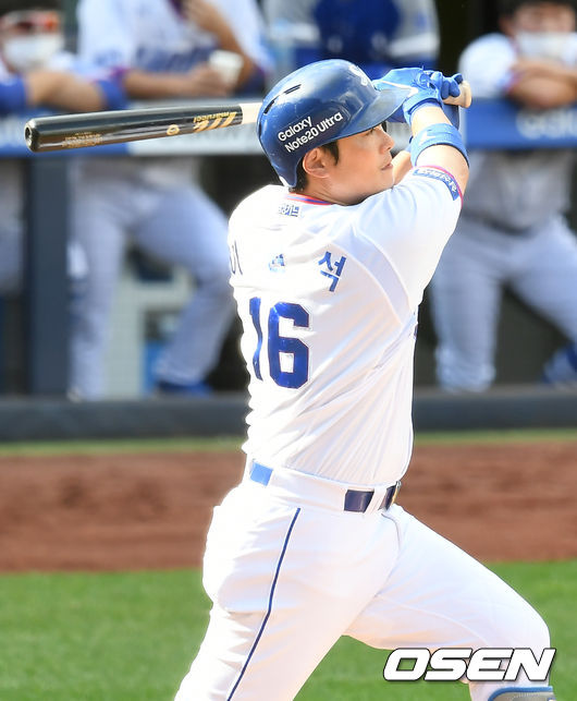 30일 오후 대구삼성라이온즈파크에서 ‘2020 신한은행 SOL KBO 리그’ 삼성 라이온즈와 KT 위즈의 경기가 열렸다.3회말 2사 만루 삼성 이원석이 2타점 적시타를 날리고 있다./ksl0919@osen.co.kr