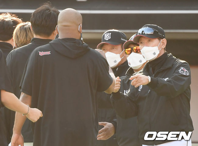 KT는 4연승과 함께 주말 3연전을 모두 승리로 장식했다. 시즌 15승 10패. 시즌 두 번째 스윕이다. 반면 3연패에 빠진 KIA는 12승 13패가 됐다.승리를 거둔 KT 이강철 감독이 데스파이네와 기뻐하고 있다. /youngrae@osen.co.kr