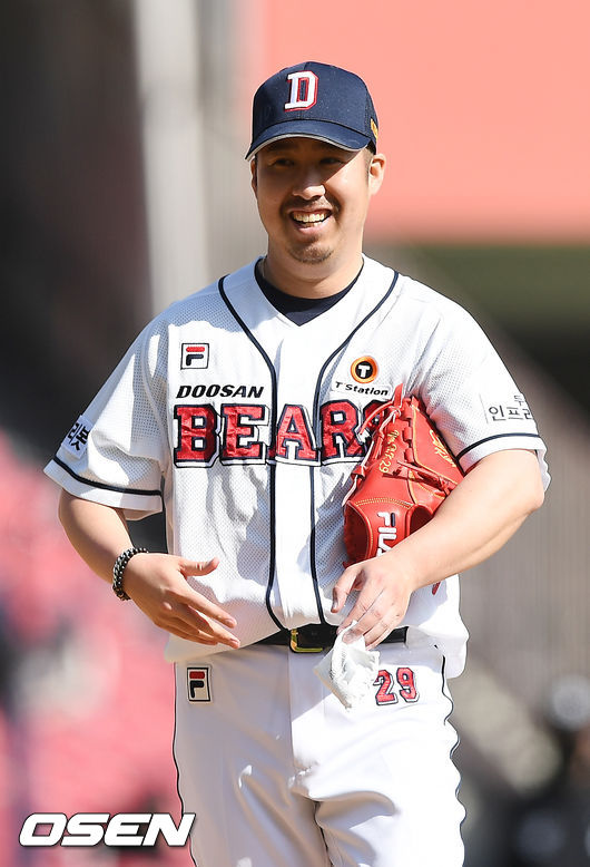 5회초를 마친 두산 선발 유희관이 환하게 미소짓고 있다./ rumi@osen.co.kr