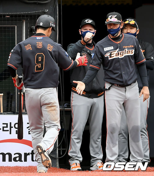 4일 오후 경기도 수원시 수원kt위즈파크에서 ‘2021 신한은행 SOL KBO 리그’ KT 위즈와 한화 이글스의 경기가 열렸다.6회초 2사 1, 3루 한화 임종찬의 동점 1타점 적시타 때 3루 주자 박정현이 홈을 밟은 뒤 수베르 감독과 하이파이브를 하고 있다./ksl0919@osen.co.kr