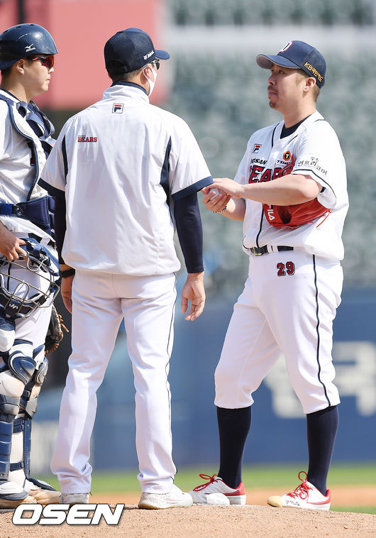 4회초 1사 주자 2루 SSG 김강민 타석에서 두산 선발 유희관이 정재훈 코치와 얘기를 나누고 있다./ rumi@osen.co.kr