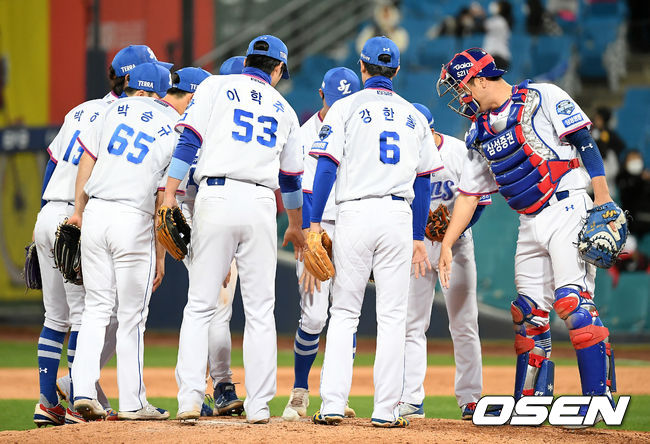 삼성은 1일 대구삼성라이온즈파크에서 열린 홈경기에서 8-2로 승리했다. 강민호는 연타석 아치를 그렸고 이학주는 이틀 연속 손맛을 봤다.승리가 확정된 순간 삼성 선수들이 기쁨을 나누고 있다./ksl0919@osen.co.kr