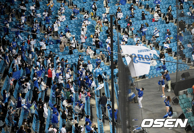 삼성이 LG를 이틀 연속 제압하고 주말 3연전 위닝 시리즈를 예약했다.삼성은 1일 대구삼성라이온즈파크에서 열린 홈경기에서 8-2로 승리했다. 강민호는 연타석 아치를 그렸고 이학주는 이틀 연속 손맛을 봤다.8회말 경기장을 찾은 관중들이 열띤 응원을 펼치고 있다./ksl0919@osen.co.kr